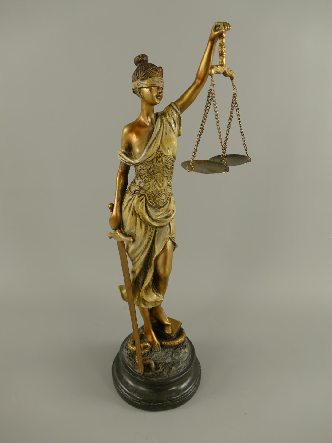 Justitia Polystein rustikal farbig H.53x18cm