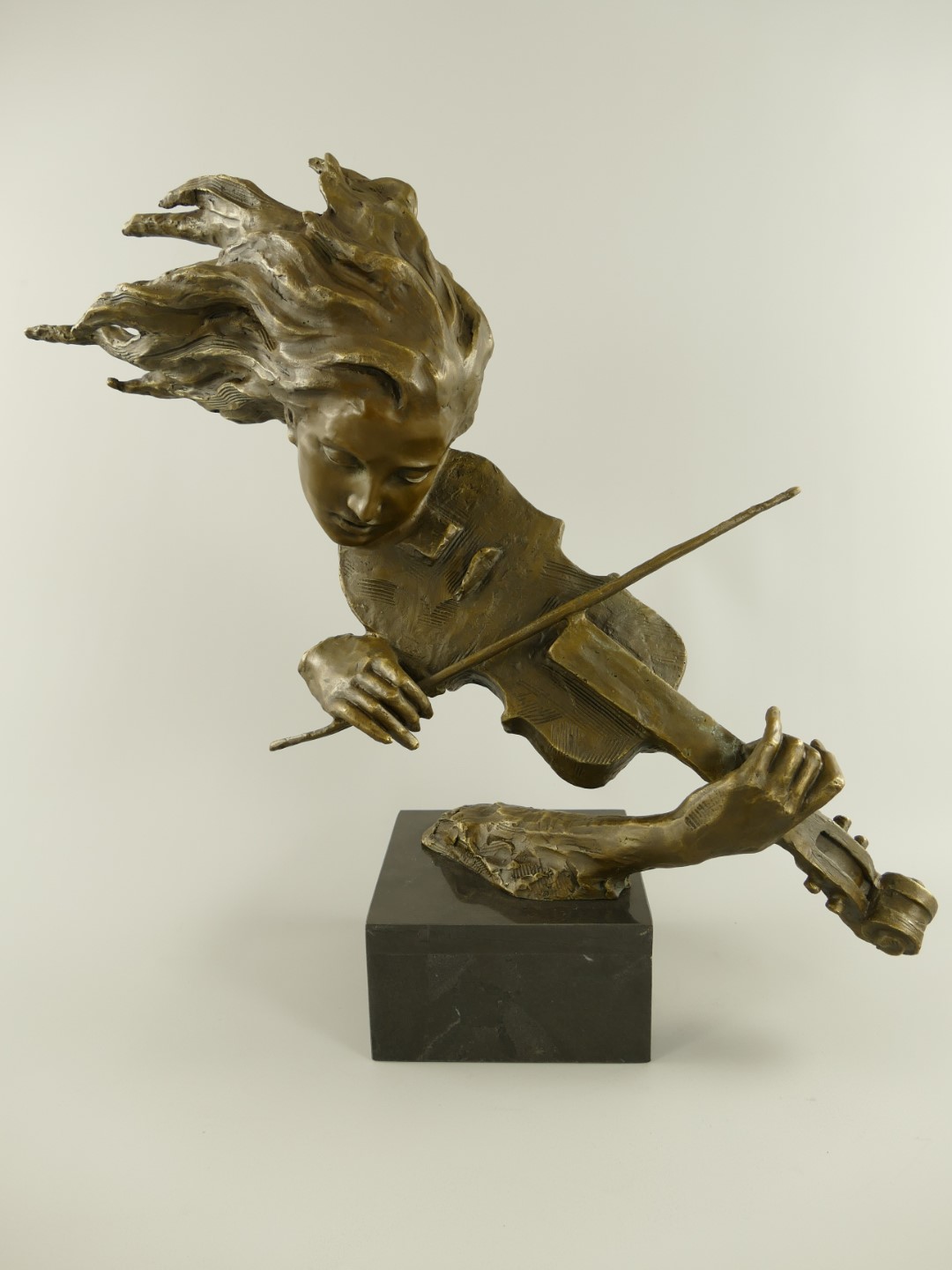 Figur Bronze Frau mit Geige H.60x60cm